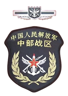 習(xí)近平將軍旗授予東部戰(zhàn)區(qū)司令員劉粵軍、政治委員鄭衛(wèi)平。