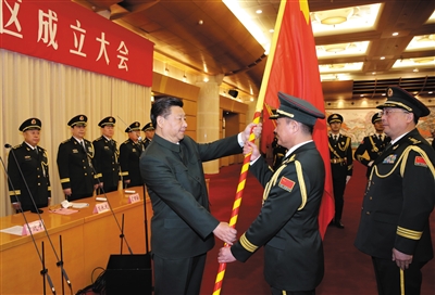 習(xí)近平將軍旗授予東部戰(zhàn)區(qū)司令員劉粵軍、政治委員鄭衛(wèi)平。
