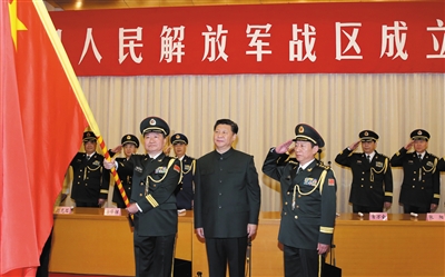 習(xí)近平將軍旗授予南部戰(zhàn)區(qū)司令員王教成、政治委員魏亮。