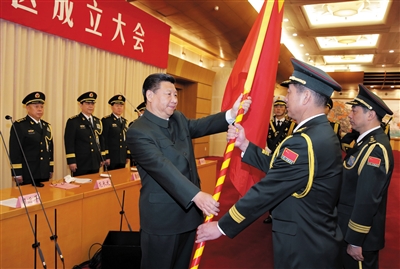 習(xí)近平將軍旗授予西部戰(zhàn)區(qū)司令員趙宗岐、政治委員朱福熙。