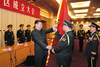 習(xí)近平將軍旗授予北部戰(zhàn)區(qū)司令員宋普選、政治委員褚益民。