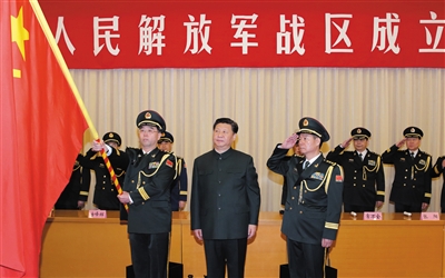 習(xí)近平將軍旗授予中部戰(zhàn)區(qū)司令員韓衛(wèi)國、政治委員殷方龍。