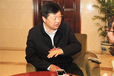 昨日下午，全國人大代表、哈爾濱市長宋希斌在駐地接受新京報記者專訪。張磊 攝