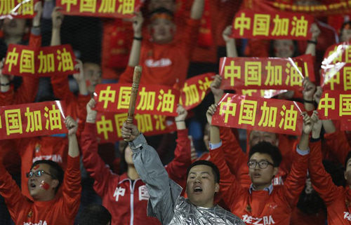 中國(guó)隊(duì)球迷在看臺(tái)上為球隊(duì)加油。新華社發(fā)