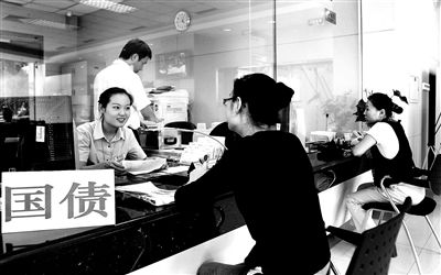 由于網(wǎng)銀和柜臺(tái)同時(shí)開售，部分銀行網(wǎng)點(diǎn)甚至來不及賣出一筆就發(fā)現(xiàn)額度全部被搶光供圖/視覺中國