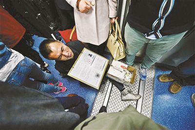 在賣藝時(shí)，李大鵬會(huì)把判決結(jié)果掛在胸前