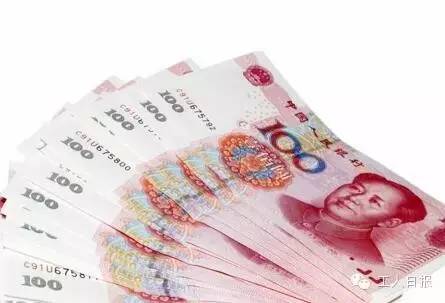 按照4月1日起上海執(zhí)行的月最低工資標準2190元計算，勞動者在5月1日當天加班，每天的加班工資至少有302元。如果3天都加班、不調(diào)休，加班工資至少有704元。