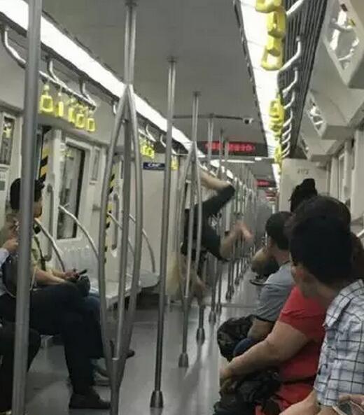 女子在地鐵上跳鋼管舞。