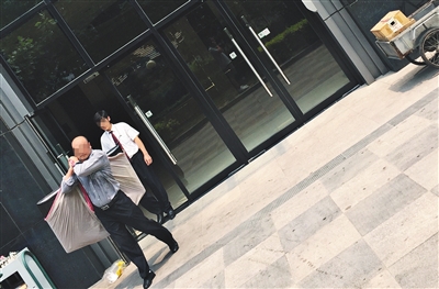 昨日11時(shí)許，新華聯(lián)國際公寓門口，一男子將電視等賭具轉(zhuǎn)移，后被警方控制