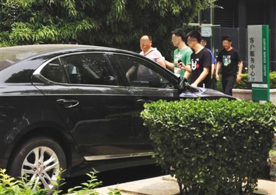 昨日下午，北京警方從新華聯(lián)國際公寓內(nèi)帶出一名男子