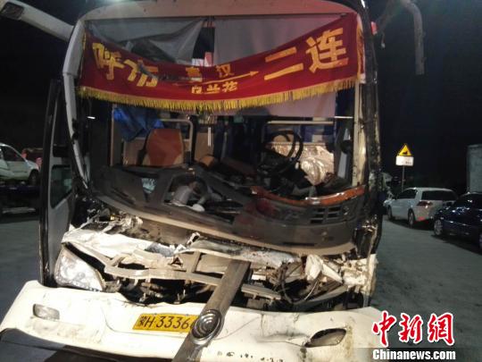 圖為載客大巴車，受損嚴(yán)重。