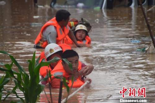資料圖：6月20日，貴州省黔西南州暴雨成災。圖為消防員抗洪救人?！∏髂舷?攝