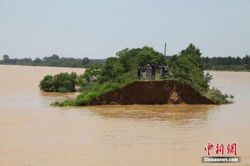 資料圖：6月21日，江西鄱陽縣濱田水庫泄洪道河堤(濱田河)潰口現(xiàn)場。 王劍 攝