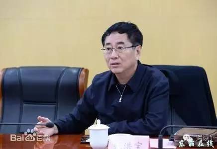 通報指出，張洪寶眼看著幾年前還不知名的個體老板搖身一變成為大企業(yè)家，心里既艷羨又發(fā)酸，滋生了“我為他們贏得了好的發(fā)展機遇，收些款物就權(quán)當是對我這些年辛勤工作的一種補償”的念頭。于是他開始熱衷于與身邊的企業(yè)老板拉拉扯扯、勾肩搭背，剛開始只是幾頓飯、幾張卡，日積月累，越陷越深，不給錢不辦事，給了錢才辦事，在東麗人稱