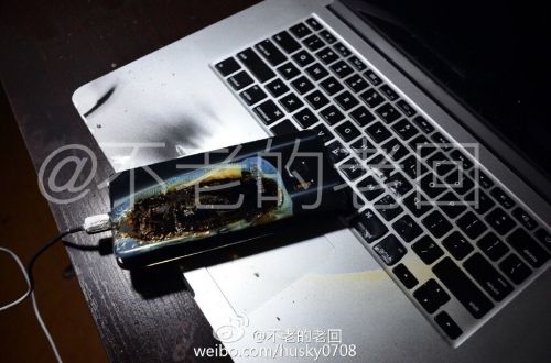 根據(jù)圖片來(lái)看，蘋(píng)果MacBook Pro筆記本觸控面板左邊部分被熏黑，而且該網(wǎng)友也提供了充電設(shè)備，就是三星Note 7原裝充電器。