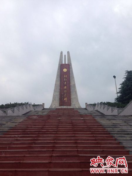 桐柏是革命老區(qū)，英雄紀(jì)念碑位于南端翠屏山上。