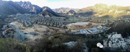 河北淶水“青青小鎮(zhèn)”1-6期全景圖，上百棟別墅組成的別墅群依山而建。部分山體被炸平，準(zhǔn)備建起聯(lián)排雙拼別墅。    新京報(bào)記者 大路 攝