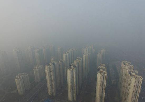 　　近期頻繁襲來的大范圍嚴重霧霾，不時啟動的空氣重污染預警，讓京津冀及周邊地區(qū)的人們心中焦慮。