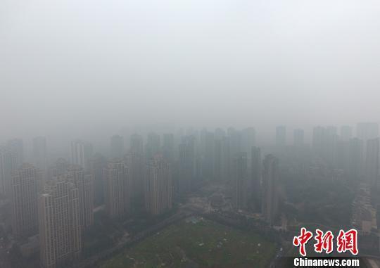  1月5日，重慶主城上空一片灰蒙蒙。