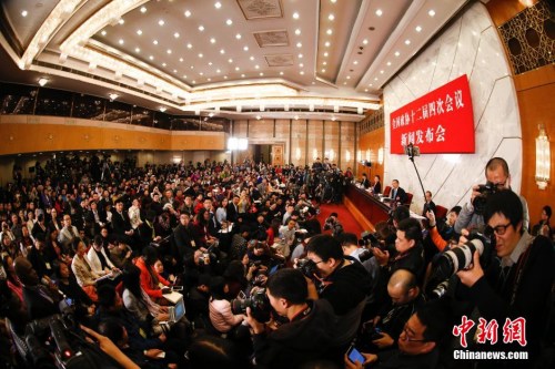 資料圖：2016年3月2日，全國政協(xié)十二屆四次會議新聞發(fā)布會在北京人民大會堂舉行，大會新聞發(fā)言人王國慶回答記者提問。 中新社記者 杜洋 攝