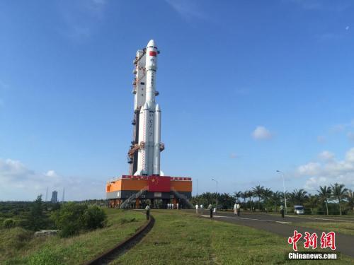 4月17日7時(shí)30分，承載著長(zhǎng)征七號(hào)遙二運(yùn)載火箭與天舟一號(hào)貨運(yùn)飛船組合體的活動(dòng)發(fā)射平臺(tái)，垂直轉(zhuǎn)運(yùn)至發(fā)射區(qū)，標(biāo)志著“天舟一號(hào)”飛行任務(wù)正式進(jìn)入發(fā)射階段。閆寧 攝