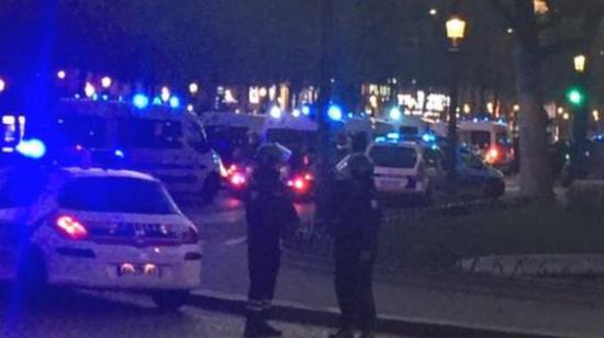 據(jù)英國廣播公司（BBC）消息，巴黎警方稱，巴黎中部發(fā)生槍擊事件，一名警察死亡，另一名受傷。