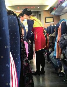 高鐵盒飯價格過高問題，近年來已成為社會熱點話題。高鐵盒飯價格緣何居高不下呢？究竟是盒飯企業(yè)壟斷化經營，還是盒飯的成本高？這都需要高鐵相關部門公開透明，算出明細賬。