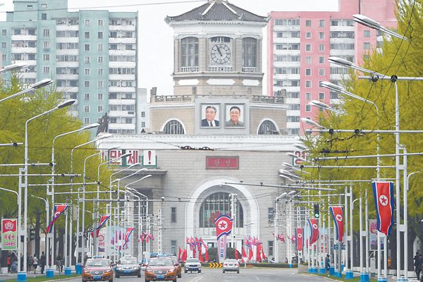 4月25日是朝鮮人民軍建軍85周年紀(jì)念日。圖為24日的平壤街頭。