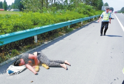 險！一女子躺高速路上睡大覺 漯河交警忙轉移保安全