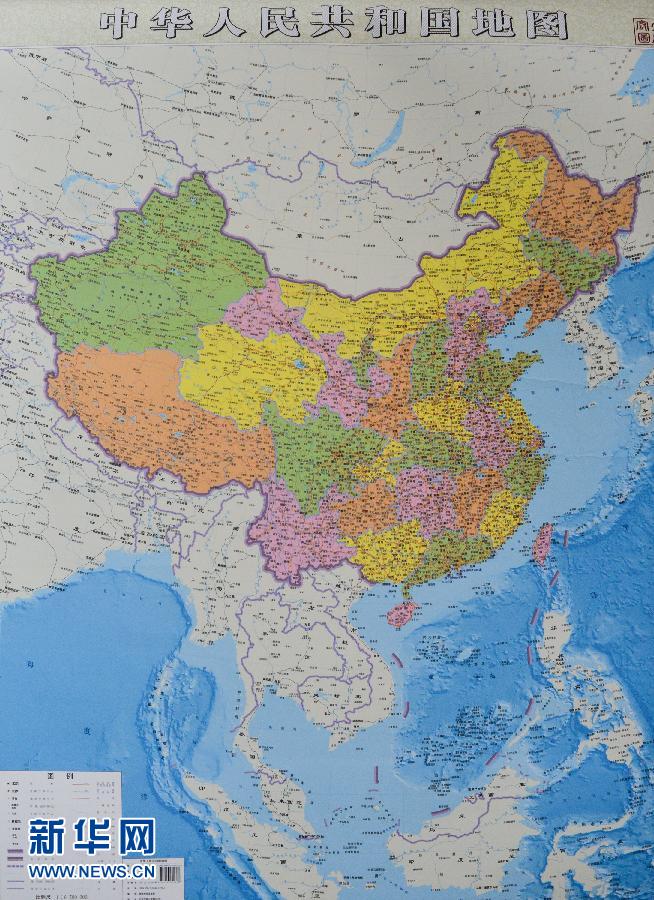 這是6月23日拍攝的豎版《中華人民共和國(guó)地圖》。