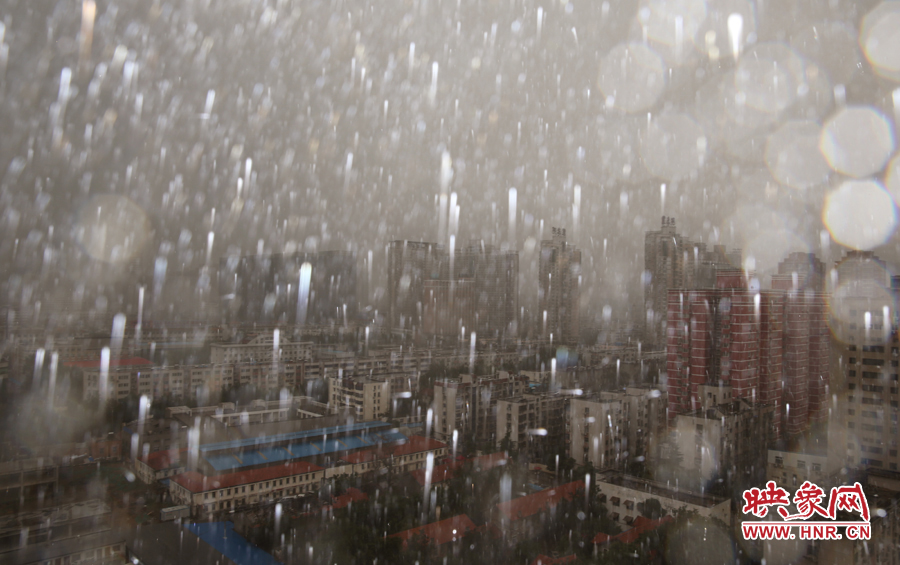 17時(shí)25分,鄭州強(qiáng)降雨,紫荊山附近的市民真切地感受到了什么叫大雨傾盆。