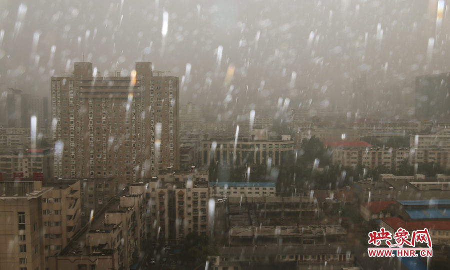 17時(shí)25分,鄭州強(qiáng)降雨,紫荊山附近的市民真切地感受到了什么叫大雨傾盆。