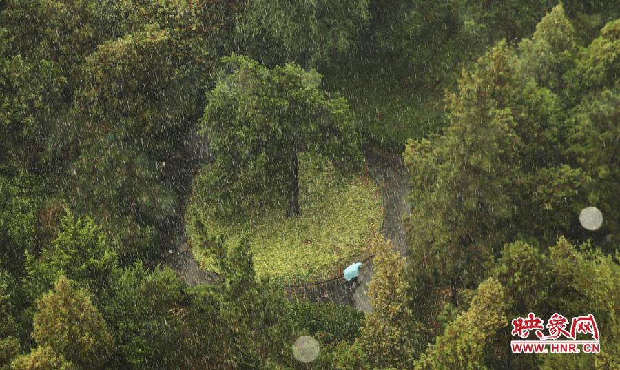 17時(shí)25分,鄭州強(qiáng)降雨,紫荊山附近的市民真切地感受到了什么叫大雨傾盆。