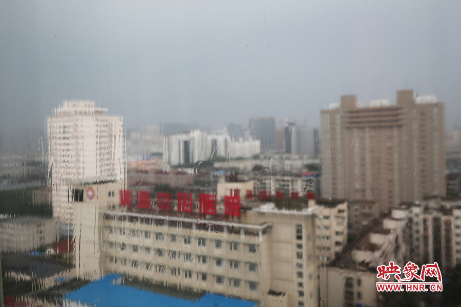 17時(shí)39分,鄭州強(qiáng)降雨漸停。