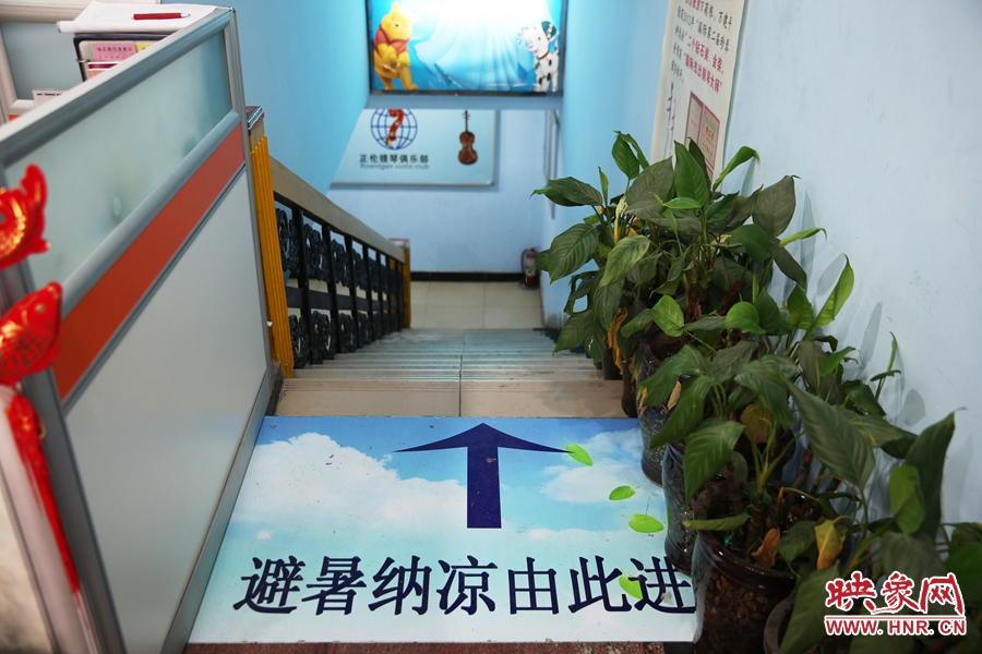 金水區(qū)人防（珠江琴行）納涼點(diǎn)入口處的明顯標(biāo)識(shí)。