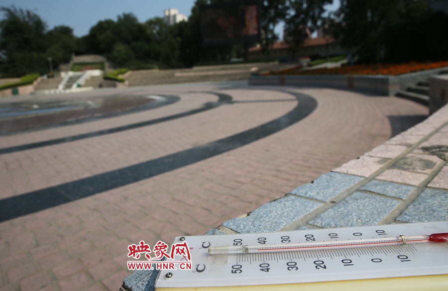 7月8日下午15時(shí)46分，紫荊山公園地表溫度為42度（溫度計(jì)放置地面測(cè)量），比人防納涼處高17度。