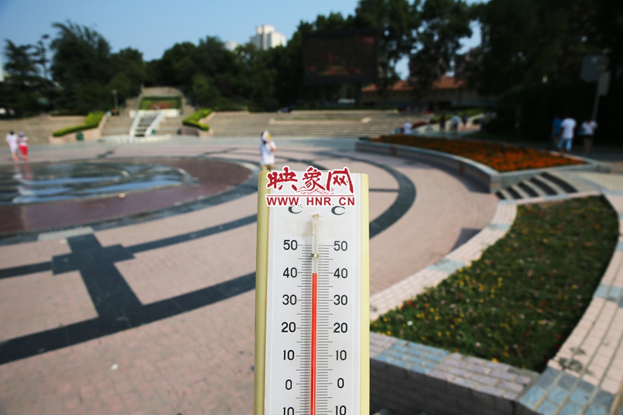 7月8日下午，紫荊山公園氣溫為39度（溫度計(jì)懸空測(cè)量），相比人防納涼處高14度。