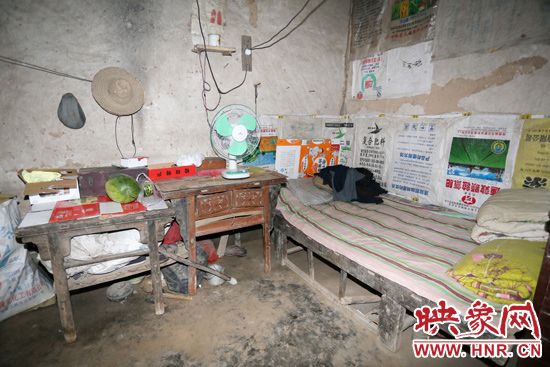 老人的居住條件十分簡陋。