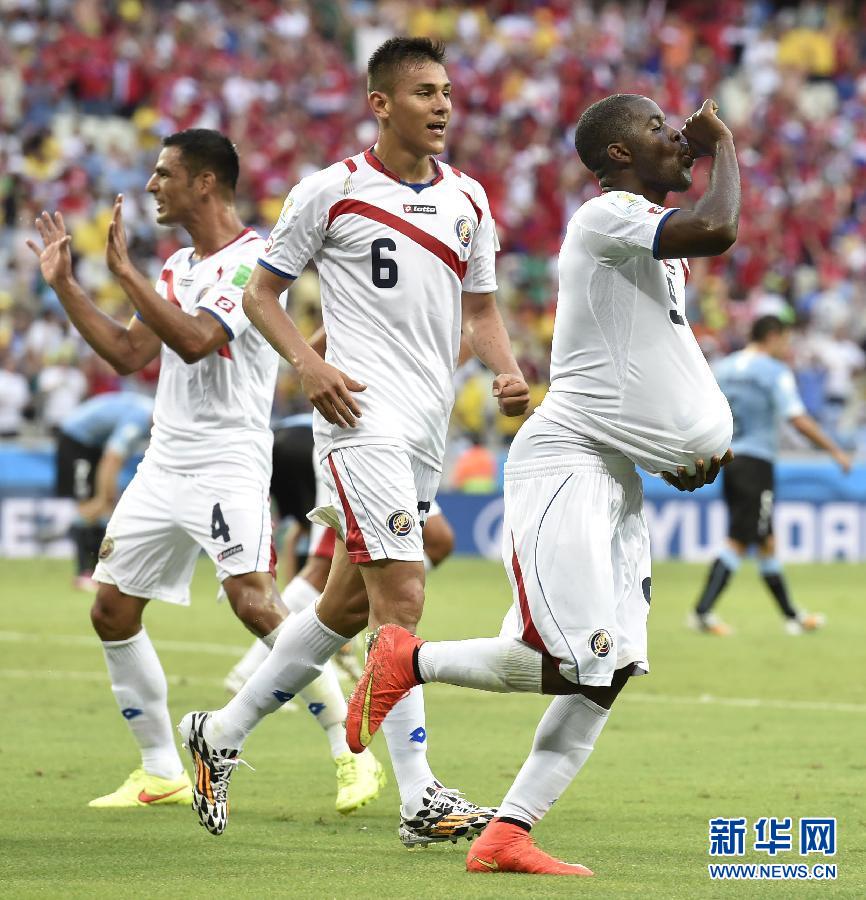 6月14日，哥斯達(dá)黎加隊(duì)球員喬·坎貝爾（右一）進(jìn)球后將足球塞進(jìn)衣服內(nèi)慶祝。