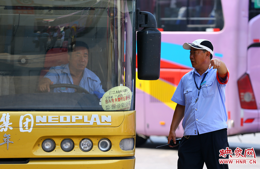 車場內(nèi)眾多汽車發(fā)動(dòng)機(jī)的噪音，使得調(diào)度員和司機(jī)交流都需要加大音量