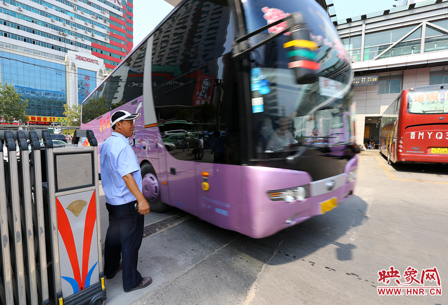 車場內(nèi)車輛順暢時(shí)，調(diào)度員還要在門口迎車指揮