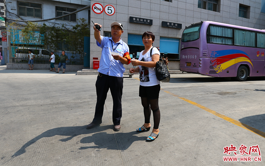調(diào)度員不僅要保證車輛安全通暢，還肩負(fù)著疏導(dǎo)旅客的工作