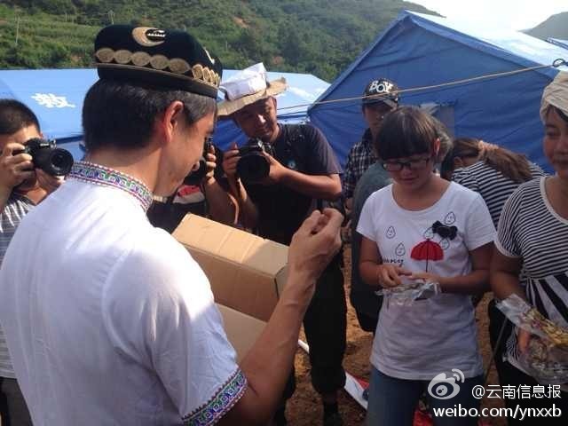 “切糕王子”阿迪力帶著重達5噸、價值50萬元的切糕于7日下午抵達魯甸地震震中龍頭山鎮(zhèn)。
