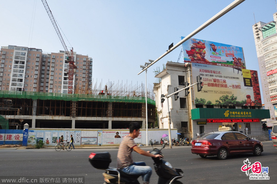 營業(yè)網(wǎng)點周圍也都在開發(fā)建設,唯有這座三層小樓極為扎眼。