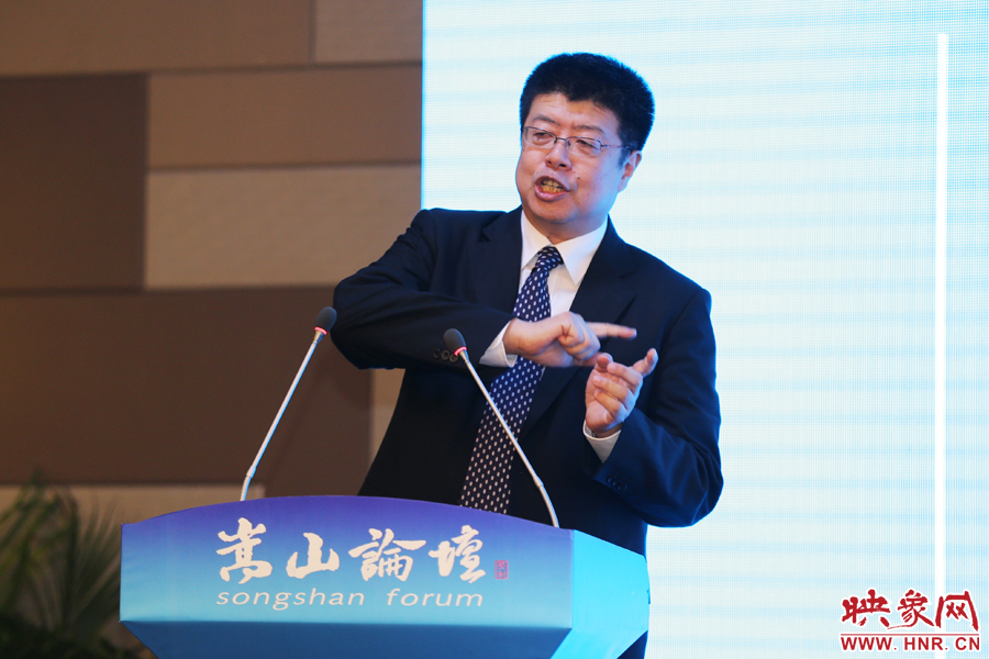 北京大學(xué)文化資源研究中心主任張頤武演講。