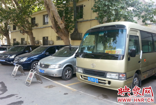 管城區(qū)委院內(nèi)已經(jīng)被封存公車在停車場(chǎng)停放。
