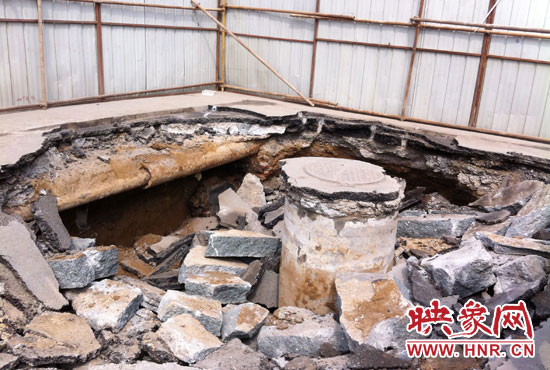 此次路面塌陷的直徑約為3米，深度有2米左右，坑內(nèi)布滿了碎石，路面下方20厘米左右。