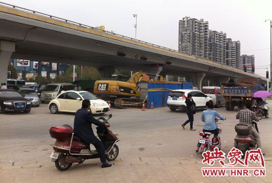 此次塌陷位于鄭州市西三環(huán)與中原路交叉口東側(cè)路西，對(duì)交通影響明顯。