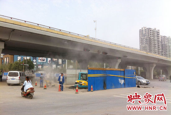 施工單位對(duì)塌陷處進(jìn)行路面切割，造成路面塵土飛揚(yáng)。