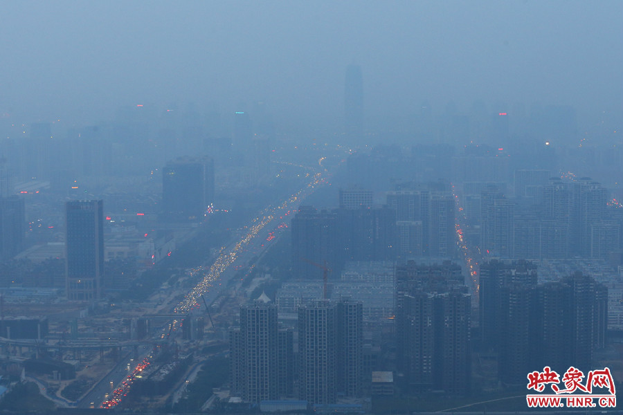 18：07鄭州被霧霾包裹著，不遠(yuǎn)處的建筑隱約可見。